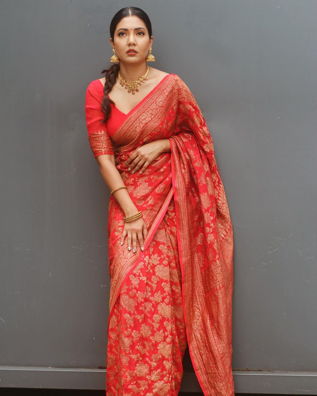 Exquisite Jacquard Silk Saree with Unique Texture